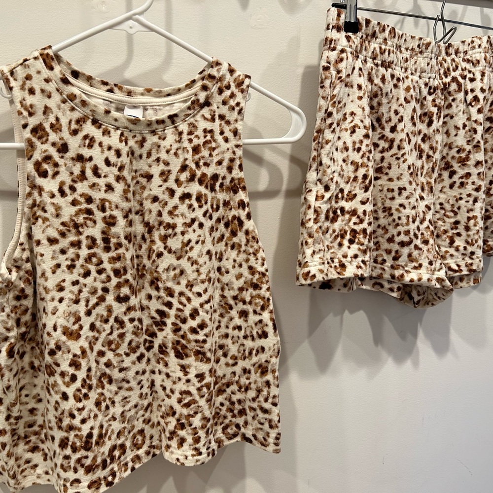 CHEETAH PAJAMAS OLD NAVY LIKE NEW SET